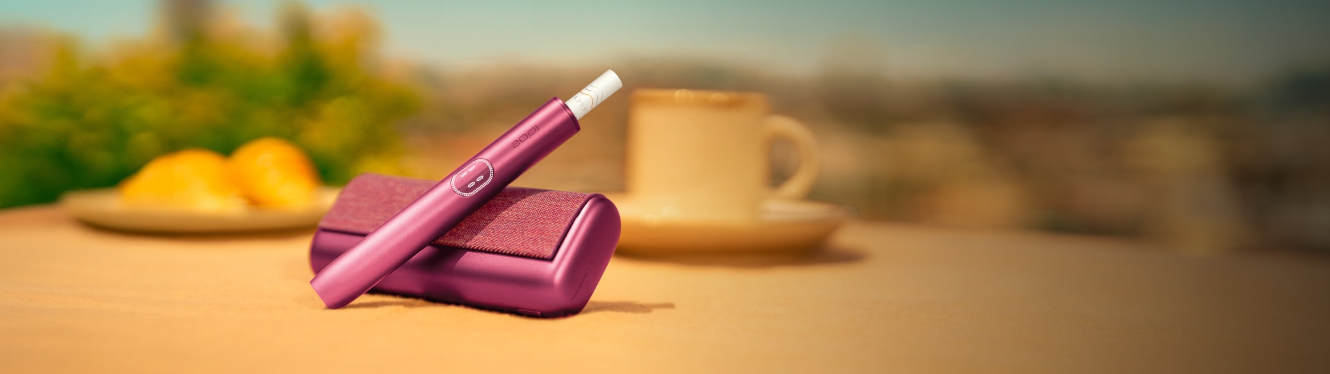 جهاز IQOS ILUMA PRIME باللون الأخضر الزمرّدي وشاحن الجيب.